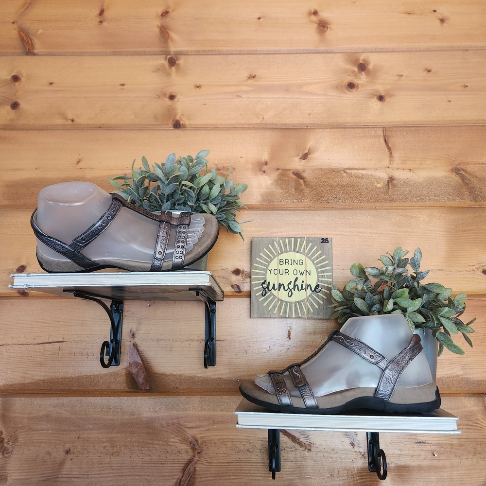Taos Award Abeo Biosystem Silver Studded Metallic Leather Sandals Shoes Sz 7